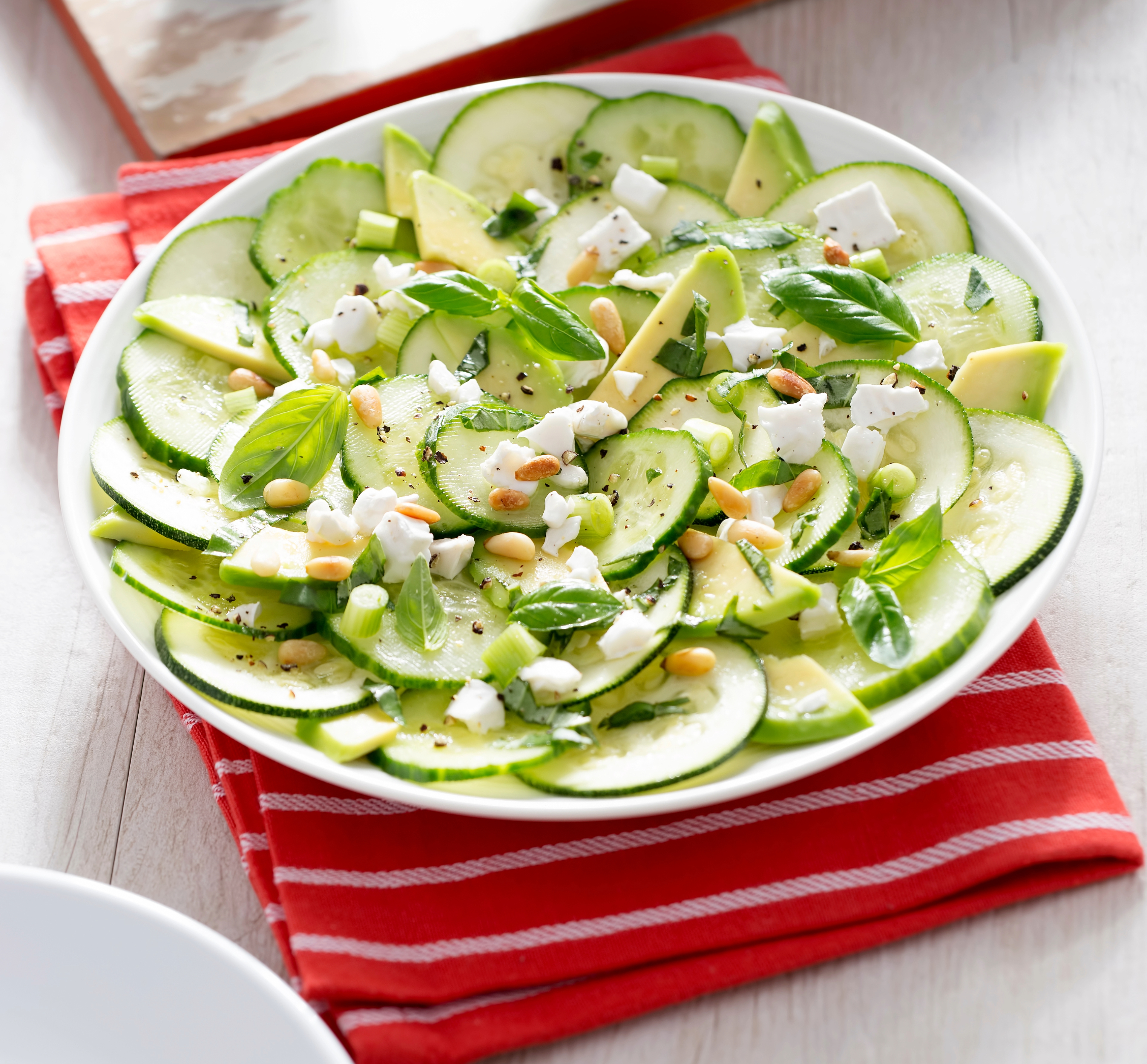 Carpaccio van komkommer met geitenkaas en avocado.